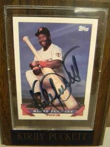 lot 40 image: RARE - MINNESOTA TWINS Kirby Puckett SIGNED Topps #200 BASEBALL CARD - VERY NICE - ABSOLUTELY FANTASTIC PIECE - SEE PICTURES