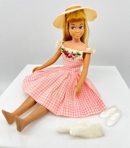 lot 92 image: Vintage 1960s SKIPPER Barbie Doll wearing ME N MY DOLL #1913 MATTEL Outfit Rare Hat