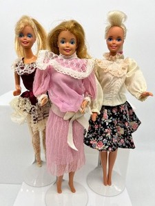 lot 182 image: Trio of Barbies including The Heart Family Mom