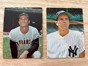 lot 13 image: 1950s - 1970s American Tract Society Tracards Blue Black Felipe Alou #52 and Bobby Richardson #43