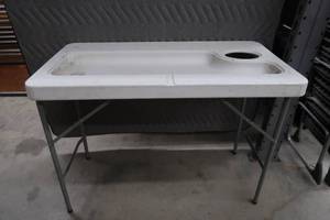 lot 4 image: FREE STANDING FISH CLEANING TABLE