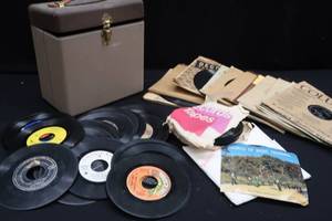 lot 29 image: LOTS OF VINYL 45S AND 33S IN NICE VINTAGE METAL CASE