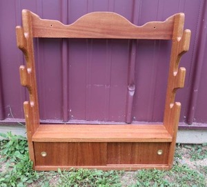 lot 38 image: WOODEN GUN RACK FOR 3 GUNS