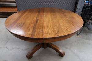 lot 44 image: VINTAGE SOLID OAK ROUND TABLE