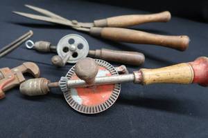 lot 47 image: GROUP OF VINTAGE TOOLS