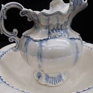 lot 59 image: VINTAGE WASH BOWL AND PITCHER SET IN BLUE AND CREAM