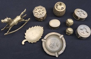 lot 60 image: LOT OF HEAVY BRASS AND CUTE LITTLE BOXES