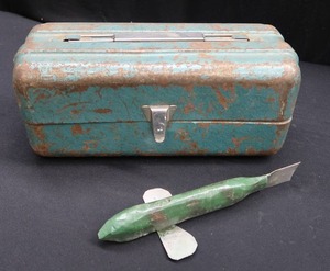 lot 62 image: VINGTAGE TACKLE BOX WITH VINTAGE DECOY