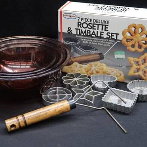 lot 71 image: NESTED PYREX  NORDIC WARE ROSETTE & TIMBALE SET