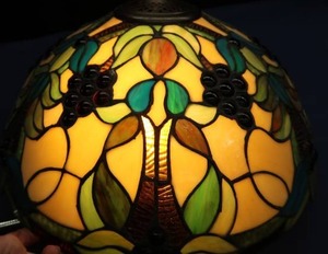 lot 72 image: DALE  TIFFANY ORIGINAL LAMPSHADE IN EXCELLANT CONDITION