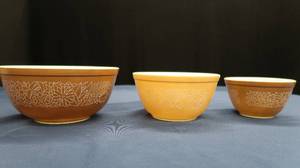 lot 73 image: VINTAGE PYREX WOODLAND BOWL SET