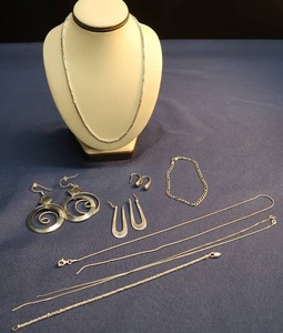 lot 75 image: STERLING SILVER LOT