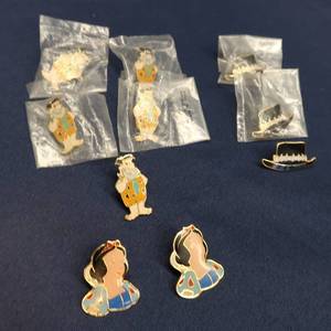 lot 80 image: 10 COLLECTABLE PINS, FRED FLINSTONE, SNOW WHITE AND MORE