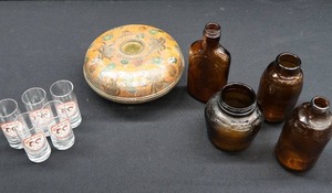 lot 83 image: VINTAGE AMBER GLASS WITH 2 GINGERS IRISH WHISKRY SHOT GLASSES AND OLD FOSS METAL DISH