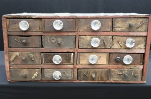 lot 85 image: ANTIQUE UNIQUE WOODEN STORAGE BOX 16 DRAWERS.
