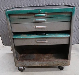 lot 87 image: VINTAGE METAL ROLLING TOOL CART WITH HEAVY CASTERS