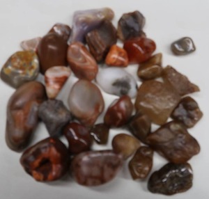 lot 90 image: AGATES 15.2 OUNCES.