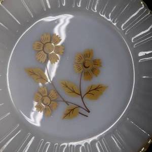 lot 91 image: VINTAGE WHITE MILK GLASS FROM MEXICO