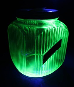 lot 84 image: ANTIQUE  GREEN URANIUM GLASS COOKIE JAR WITH GREEN METAL LID