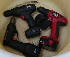lot 100 image: CORDLESS DRILLS SKIL AND BLACK AND DECKER