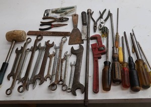 lot 102 image: LARGE LOT OF VINTAGE HAND TOOLS