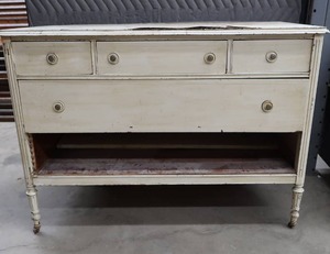 lot 103 image: VINTAGE DRESSER THATS A GREAT PROJECT PEICE