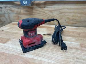lot 69 image: MILWAUKEE 3 Amp 14 Sheet Corded Palm Sander