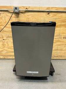 lot 40 image: FRIGIDAIRE 4.5 Cu. Ft. Compact Refrigerator FFPE45B2QM