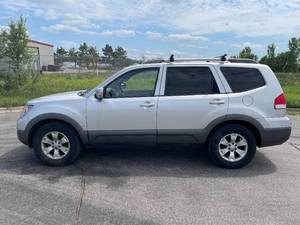 2009 Kia Borrego LX - 4X4 - 2 OWNERS
