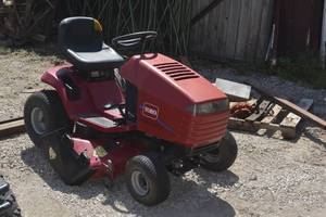 lot 10 image: Toro Wheel Horse 17-44 HXL Lawn Tractor