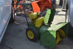 lot 5 image: John Deere 524 Two Stage Snow Blower