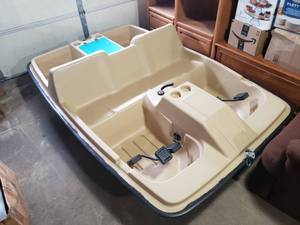 lot 2 image: Paddle Boat