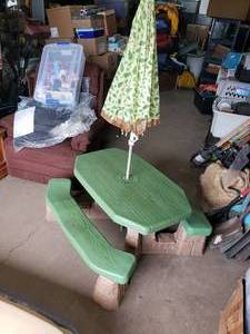 lot 3 image: Kids Plastic Picnic Table with Umbrella