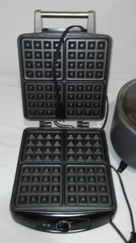 lot 536 image: Farber ware Waffle Maker and Presto kitchen kettle.