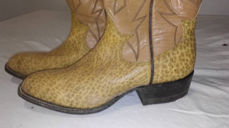lot 561 image: Sanders Cowboy Boots. NEW