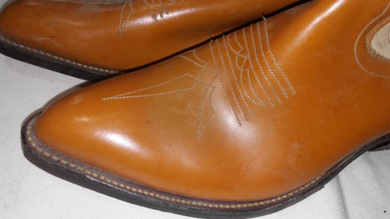 lot 563 image: Justin Cowboy Boots. NEW