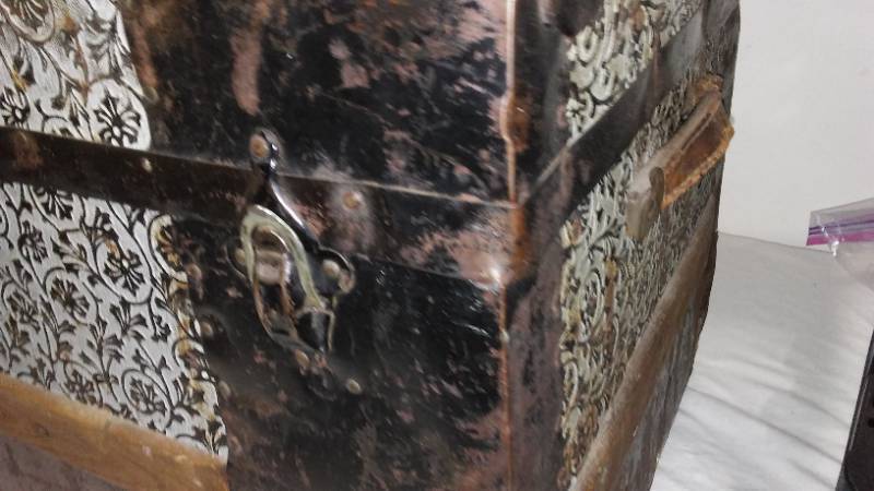 lot 728 image: Antique Steamer Trunk.