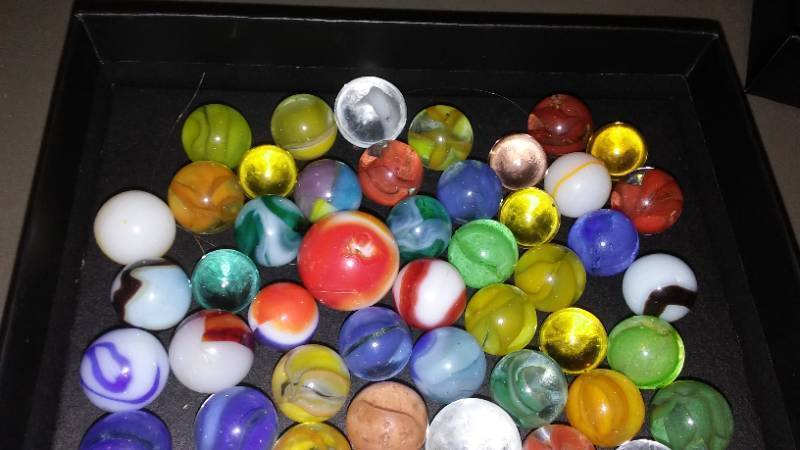 lot 922 image: Vintage Marbles in Box