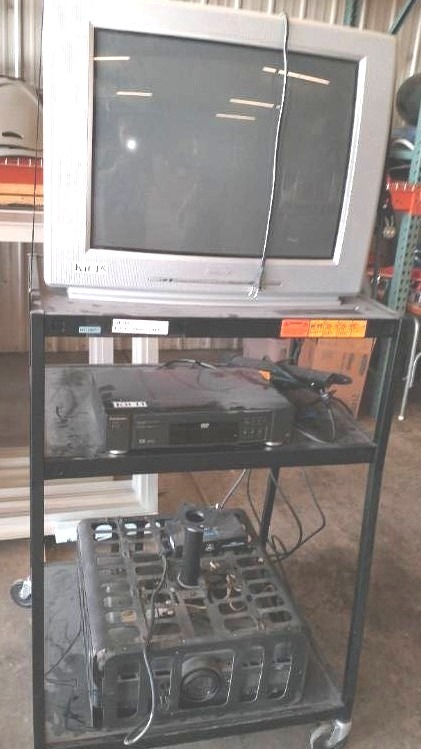 lot 210 image: Rolling media cart