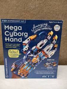 lot 4 image: NEW THAMES & KOSMOS MEGA CYBORG HAND
