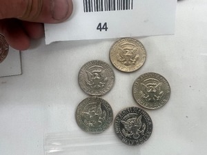 lot 44 image: LOT OF 5 BEAUTIFUL HALF DOLLAR COINS FROM THE 1980S