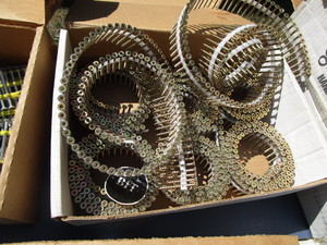 lot 15 image: New Wood Screws