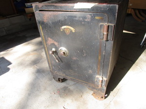 lot 7 image: Antique Floor Safe