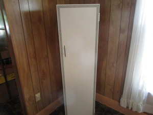 lot 90 image: Metal Cabinet