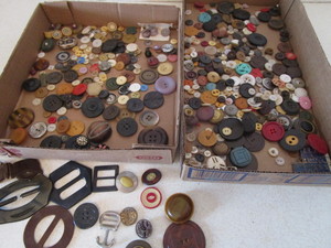 lot 106 image: Vintage Sewing Buttons