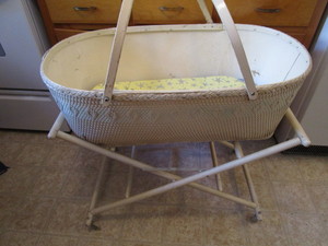 lot 115 image: Antique Bassinet