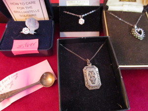 lot 126 image: Jewelry - Pendants, Pin