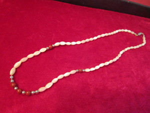 lot 127 image: Jewelry - Necklace