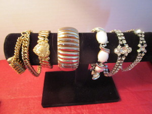 lot 142 image: Jewelry - Bracelets