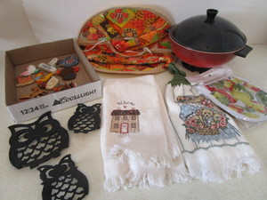 lot 136 image: Warmer, Casserole, Towels, Trivet